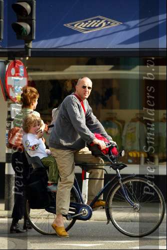 Amsterdam 2 april 2002
Alfred v d Heuvel op fiets met zoontje