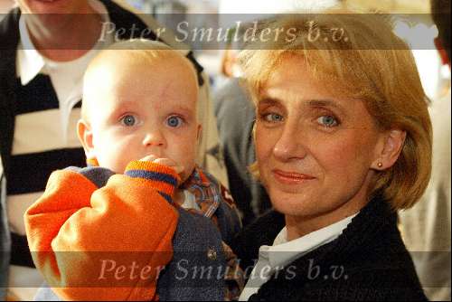 Laren 21 september 2002
Berdien Stenberg met baby en vriend