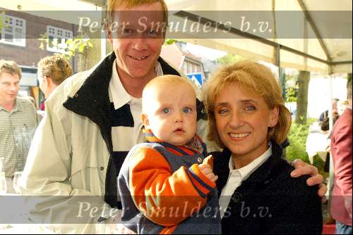 Laren 21 september 2002
Opening Wolford winkel in Laren
Berdien Stenberg met baby en vriend