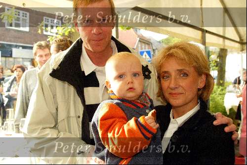 Laren 21 september 2002
Opening Wolford winkel in Laren
Berdien Stenberg met baby en vriend
