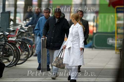 Amsterdam 11 april 2002
Bryan Roy samen met Nada v Nie boodschappen aan het doen
