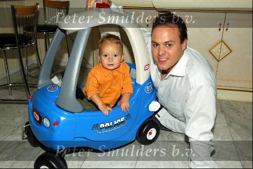 Fijnaart 5 september 2002
Frans Bauer met  hun zoontje Christiaan