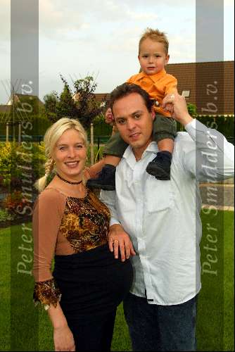 Fijnaart 5 september 2002
Frans Bauer met zwangere Mariska en hun zoontje Christiaan