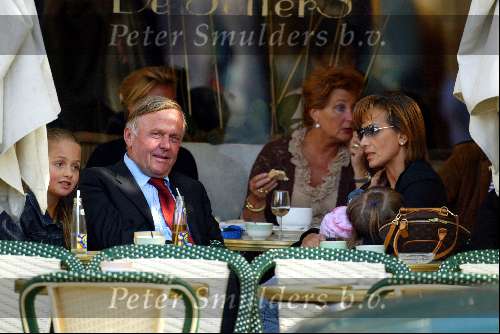 Amsterdam 22 september 2002
Harry Mens met gezin op terras