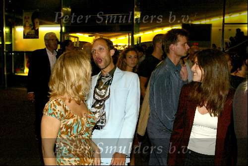 Amsterdam 2 september 2002
Premiere Oesters van Namkee in Pathe Arena
Hugo Metsers III met vriendin (rechts)