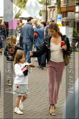 Amsterdam 15 september 2002
Judith Heinsbroek met dochters
Peter Smulders bv
