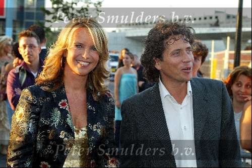 Amsterdam 2 september 2002
Premiere Oesters van Namkee in Pathe Arena
Linda de Mol met vriend Xander Vahle