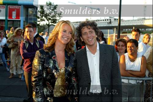 Amsterdam 2 september 2002
Premiere Oesters van Namkee in Pathe Arena
Linda de Mol met vriend Xander Vahle