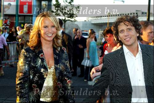 Amsterdam 2 september 2002
Premiere Oesters van Namkee in Pathe Arena
Linda de Mol met vriend Xander Vahle