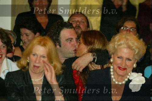 Amsterdam 9 september 2002
Modewshow Frans Molenaar in het Amstel Hotel
Mariska Hulscher met vriend kussend