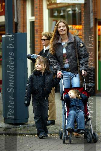 Amsterdam 28 oktober 2002

Mariska Hulscher met kinderen


Peter Smulders bv