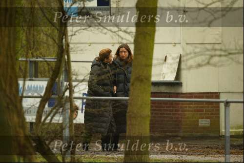 Lisse22 maart 2002
Suze Mens wandelend met dochter nadat haar man Harry Mens heeft bekend gemaakt dat hij een andere relatie heeft en ook nog eens twee kinderen van haar