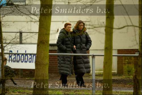 Lisse22 maart 2002
Suze Mens wandelend met dochter nadat haar man Harry Mens heeft bekend gemaakt dat hij een andere relatie heeft en ook nog eens twee kinderen van haar