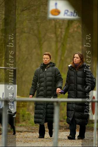 Lisse22 maart 2002
Suze Mens wandelend met dochter nadat haar man Harry Mens heeft bekend gemaakt dat hij een andere relatie heeft en ook nog eens twee kinderen van haar