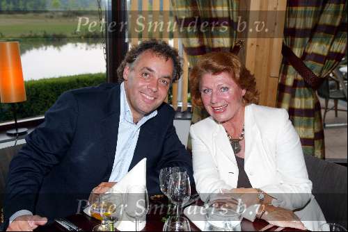 Apeldoorn 9 september 2003
Golftournooi van de ronnie tober foundation op golfbaan de scherpenberg Bruni Heinke en Aad Ouborg