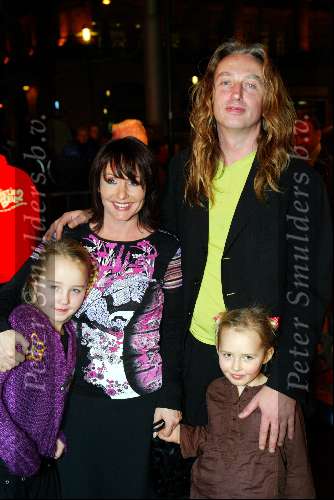 Amsterdam 9 december 2003
Premiere Pietje Bell in City theater.
Angela Groothuizen met gezin