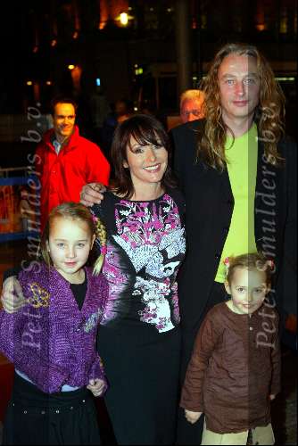Amsterdam 9 december 2003
Premiere Pietje Bell in City theater.
Angela Groothuizen met gezin