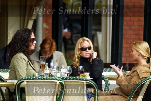 Amsterdam 24 september 2003
Angela Kluivert met vriendinnen op terras bij joffers