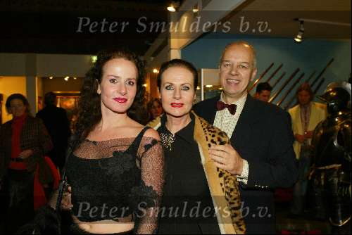 Amsterdam 6 december 2003
Opening van de antiek en kunstbeurs Pan in de Rai.
Ans Marcus met dochter Siegried Marcus en vriend Wybe Tuinman.
