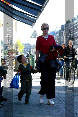 Amsterdam 25 september 2003
Ariane  spier met zoontje  op pc hooftstraat