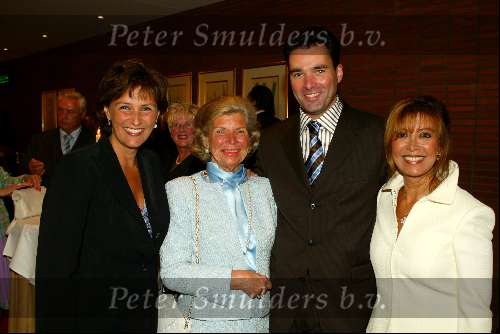 Amsterdam 14 september 2003
Modeshow Paul schulten in het okura
Paul Schulten met Astrid Joosten  Sandra Reemer en Hank Heyn