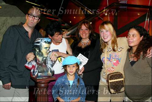 Amsterdam 7 september 2003
Presentatie boek Herman Brood van Bart Chabot in madame tussaud.Dochter herman Brenda zwanger en Xandra Brood
