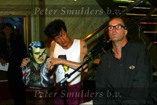 Amsterdam 7 september 2003
Bart Chabot bij beeld Herman Brood in Madame Tussaud