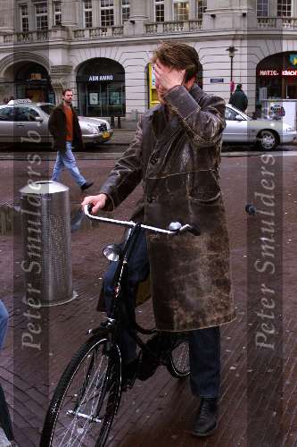 Amsterdam 12 december 1999
Beau van Erven Dorens op zijn oma fiets in Amsterdam
