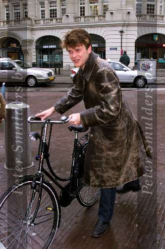 Amsterdam 12 december 1999
Beau van Erven Dorens op zijn oma fiets in Amsterdam