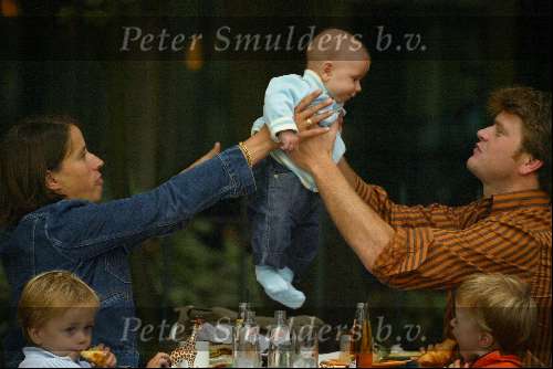 Amsterdam 5 september 2003
Beau v Erven Dorens met zijn vrouw Selly en zijn 3 kinderen in het vondelpark op de fiets
