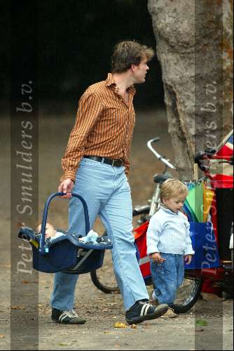 Amsterdam 5 september 2003
Beau v Erven Dorens met zijn vrouw Selly en zijn 3 kinderen in het vondelpark op de fiets
