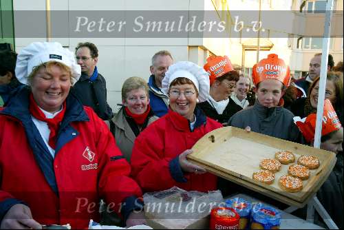 Den Haag 7 december 2003
Maxima en Prins Willem Alexander in het Bronovo ziekenhuis . Pers en andere mensen bij ziekenhuis. Bolletje Beschuit met muisjes
