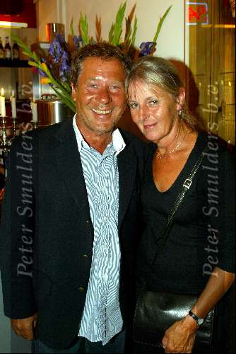 Amsterdam 22 september 2003
Premiere in de wolken met Johnny Kraaykamp jr en laus steenbeeke in het nieuwe de la mar theater
Bill v Dijk met vrouw