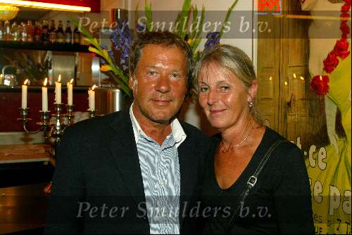 Amsterdam 22 september 2003
Premiere in de wolken met Johnny Kraaykamp jr en laus steenbeeke in het nieuwe de la mar theater
Bill v Dijk met vrouw