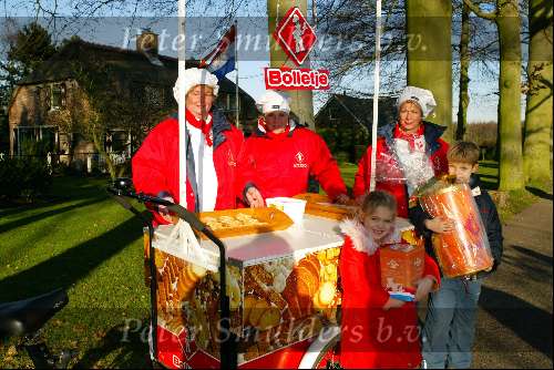 Wassenaar 8 december 2003
Bezoek bij de Horsten na geboorte kindje Maxima en Prins Willem Alexander. Bolletje beschuit