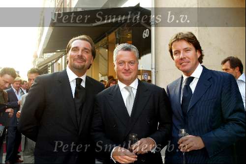 Amsterdam 4 september 2003
Opening winkel canali op pc hooftstraat
Bram Moscovicz met glaasje champagne