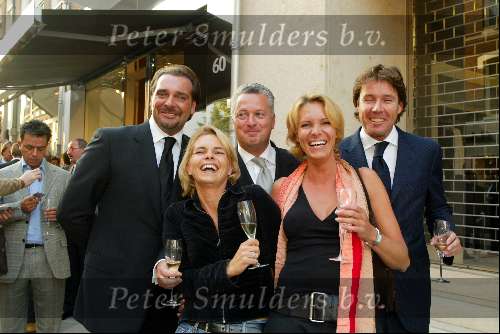 Amsterdam 4 september 2003
Opening winkel canali op pc hooftstraat
Bram Moscovicz met eigenaar


 
 

Peter Smulders bv