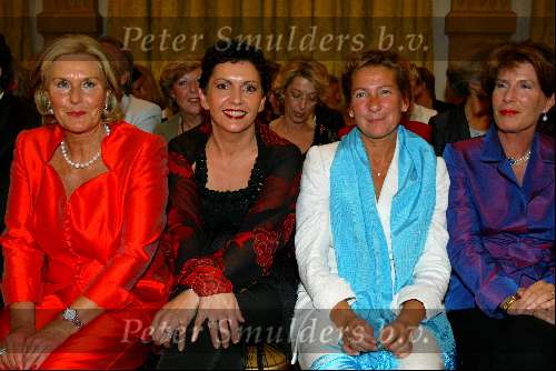 amsterdam 9 september 2003
modeshow frans molenaar in het amstel hotel
met irene v d laar
brigitte v d moesdijk en janine v d ende
