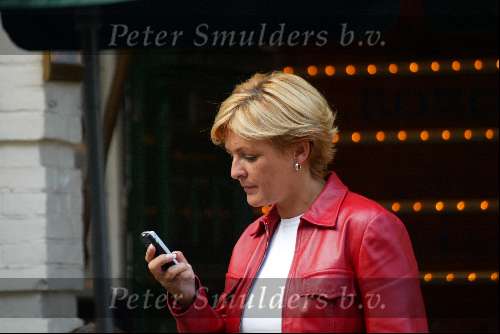 Amsterdam 4 september 2003
 Caroline Tensen met gsm op  pc hooftstraat