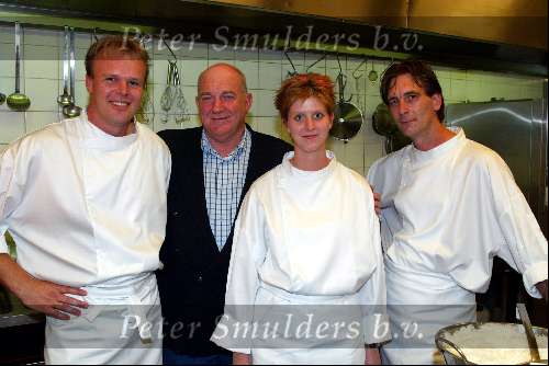 Apeldoorn 9 september 2003
Golftournooi van de ronnie tober foundation op golfbaan de scherpenberg
Cas Spijkers met koks van golfbaan