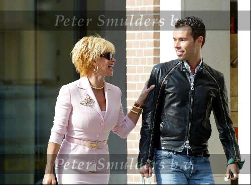 Amsterdam 27 september 2003
Connie Breukhoven met assistent op pc hooftstraat