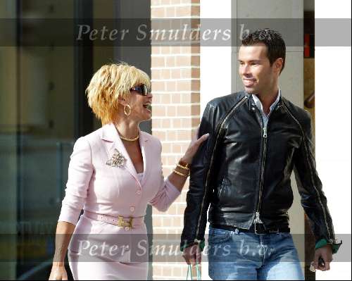 Amsterdam 27 september 2003
Connie Breukhoven met assistent op pc hooftstraat