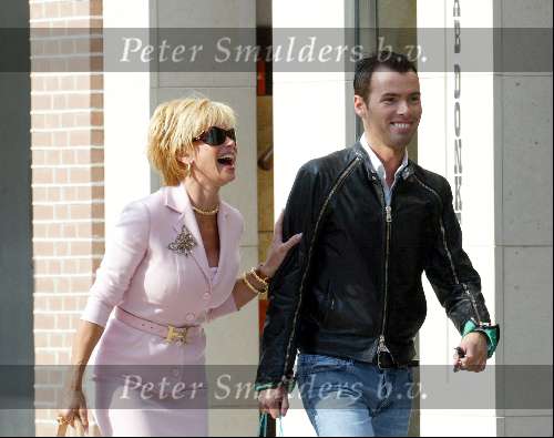 Amsterdam 26 september 2003
Connie Breukhoven met assistente op pc hooftstraat