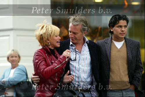 Amsterdam 27 september 2003
Connie Breukhoven met Hans Breukhoven en Marvin Breukhoven op pc hooftstraat