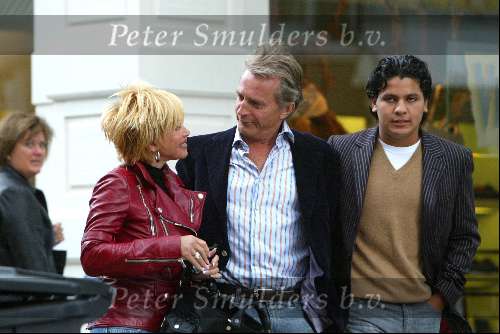 Amsterdam 27 september 2003
Connie Breukhoven met Hans Breukhoven en Marvin Breukhoven op pc hooftstraat