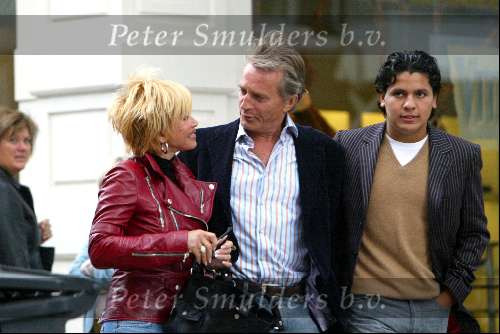 Amsterdam 27 september 2003
Connie Breukhoven met Hans Breukhoven en Marvin Breukhoven op pc hooftstraat