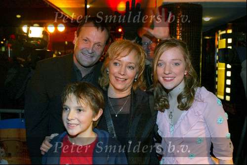 Amsterdam 9 december 2003
Premiere Pietje Bell in City theater.
Quinten Schram met zijn moeder Maria Peters en zijn vader Dave Schram.