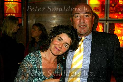 Amsterdam 23 september 2003
Premiere Rosenstrasse in tushinski
Dieuwertje Blok met een glaasje wijn en man Peter