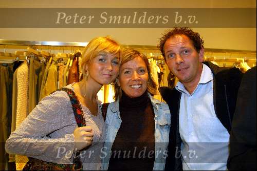 Amsterdam 11 september 2003
Opening vespa winkel in amsterdam op v baerlestraat
Robert Leroy en Do zangeres  met haar moeder