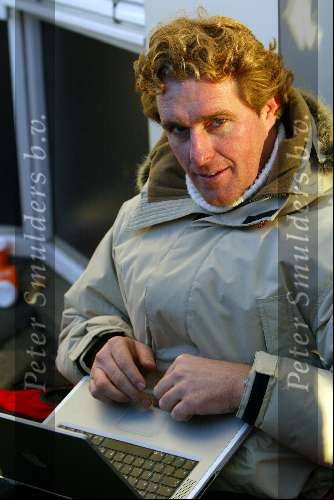 Den Haag 7 december 2003
Maxima en Prins Willem Alexander in het Bronovo ziekenhuis . Pers en andere mensen bij ziekenhuis. Edwin Smulders met laptop